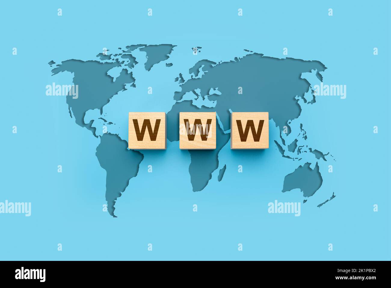 WWW World Wide Web auf Blockbuchstaben. Weltkarte auf blauem Hintergrund. Website-Entwicklung, www-Anwendungscodierung, Technologie schaffen Online-Cyberspace so Stockfoto