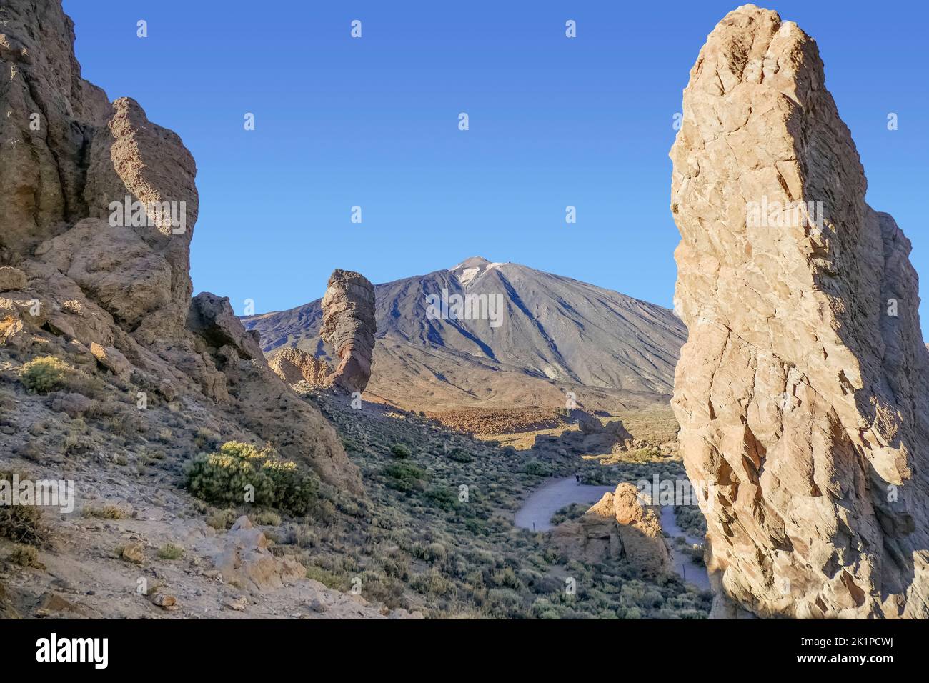 Landschaft um Roques de Garcia mit Roque Cinchado im Teide Nationalpark auf Teneriffa, Kanarische Inseln, Spanien Stockfoto