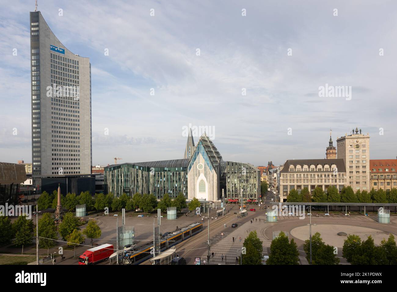 City-Hochhaus Leipzig, Universität mit Paulinum und Universitätskirche St. Pauli und Krochhochhaus am Augustusplatz, Sachsen, Deutschland. Stockfoto