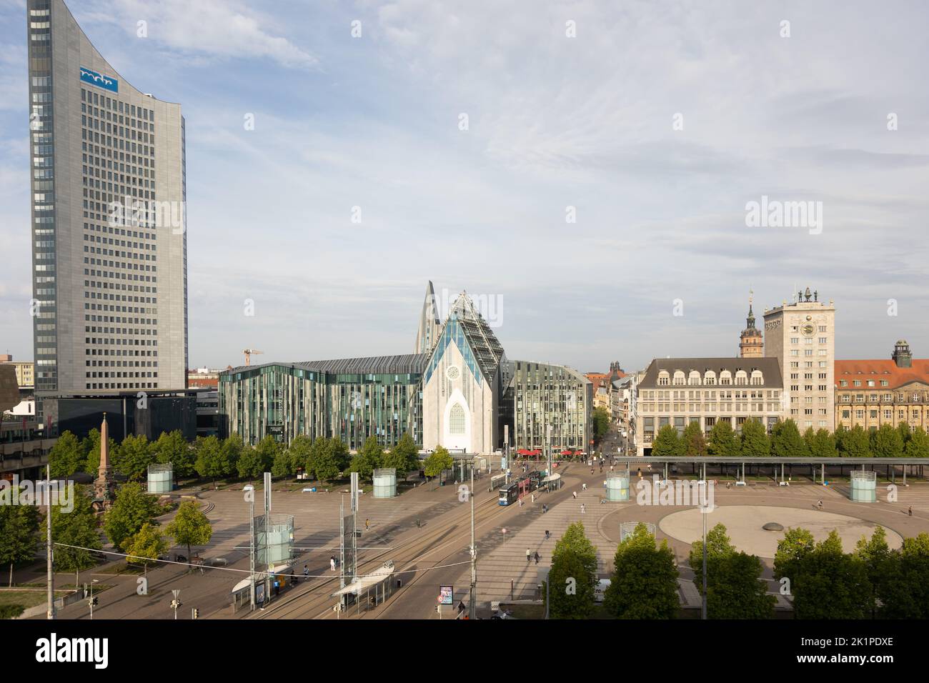 City-Hochhaus Leipzig, Universität mit Paulinum und Universitätskirche St. Pauli und Krochhochhaus am Augustusplatz, Sachsen, Deutschland. Stockfoto