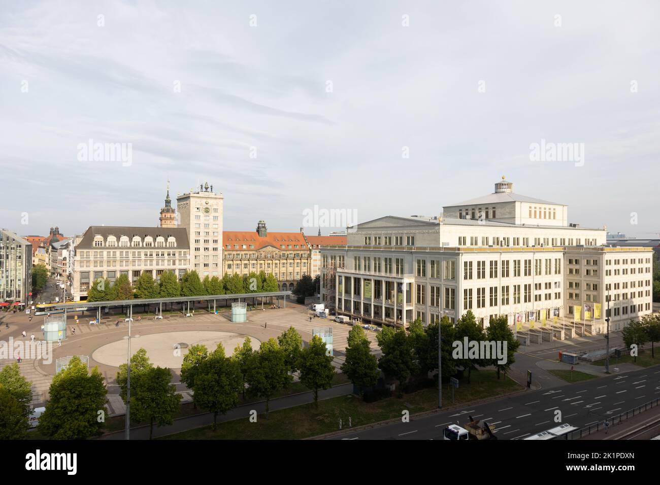 Krochhochhaus und Opernhaus am Augustusplatz, Sachsen, Deutschland. Stockfoto