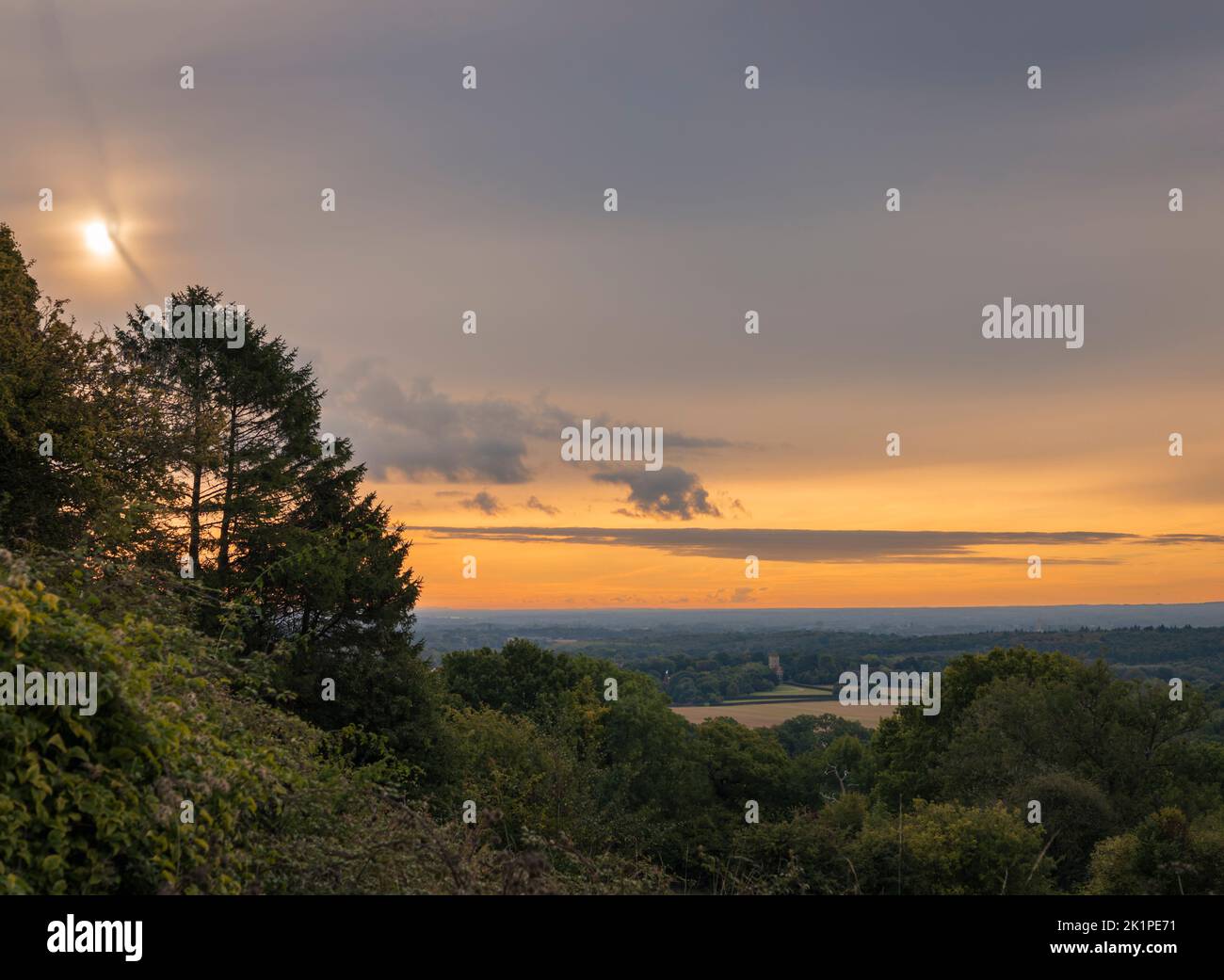 Sonnenaufgang am Morgen des Septembers von einem Baumhügel auf dem Kent North Downs im Südosten Englands, Großbritannien Stockfoto