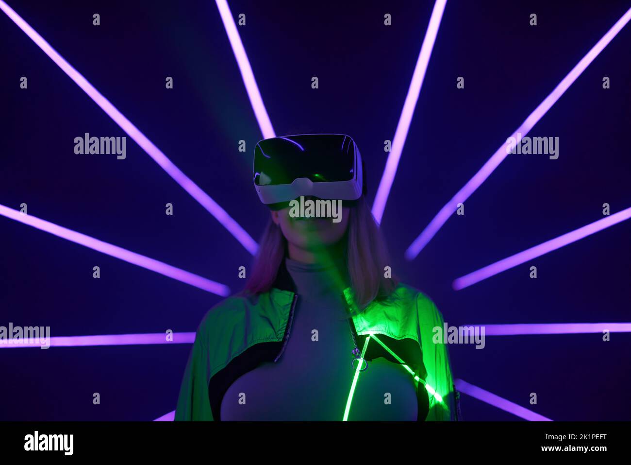 Frau nutzt Virtual-Reality-Headsets, um im Metaverse darauf zuzugreifen. Konzept der virtuellen, erweiterten und erweiterten Realität, Zukunftstechnologie, künstliches intel Stockfoto