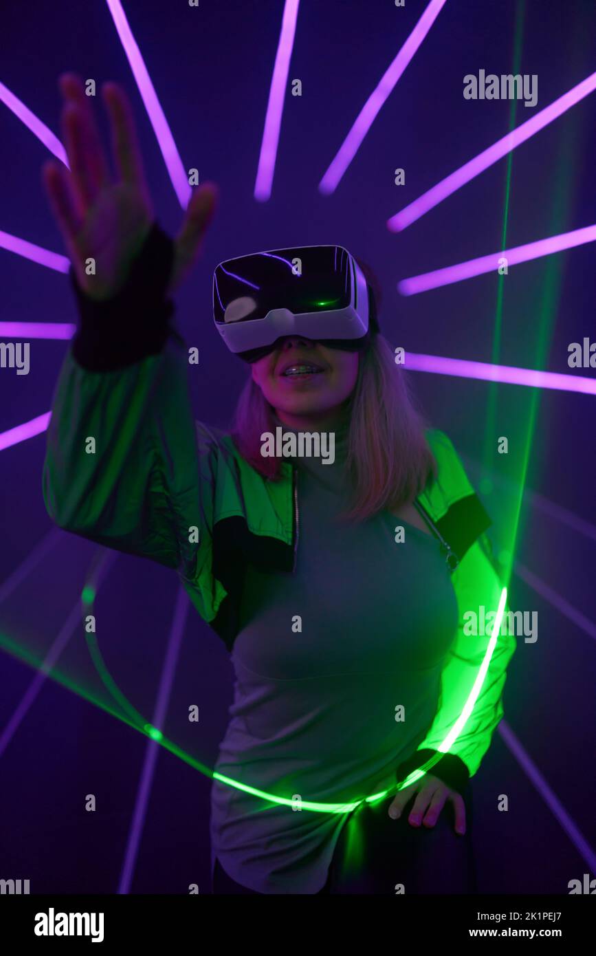 Frau nutzt Virtual-Reality-Headsets, um im Metaverse darauf zuzugreifen. Konzept der virtuellen, erweiterten und erweiterten Realität, Zukunftstechnologie, künstliches intel Stockfoto
