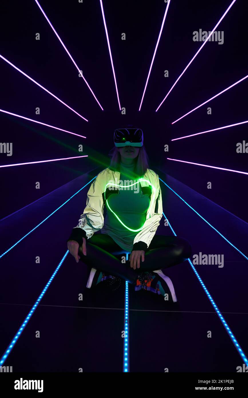 Frau nutzt Virtual-Reality-Headsets, um im Metaverse darauf zuzugreifen. Konzept der virtuellen, erweiterten und erweiterten Realität, Zukunftstechnologie, künstliches intel Stockfoto