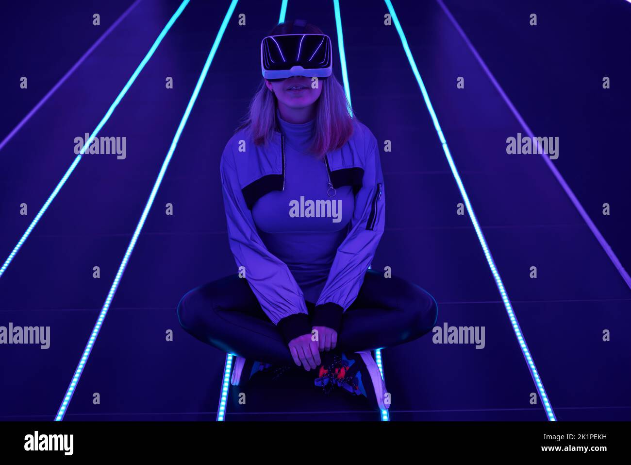 Frau nutzt Virtual-Reality-Headsets, um im Metaverse darauf zuzugreifen. Konzept der virtuellen, erweiterten und erweiterten Realität, Zukunftstechnologie, künstliches intel Stockfoto