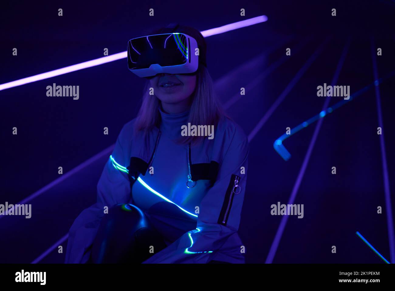 Frau nutzt Virtual-Reality-Headsets, um im Metaverse darauf zuzugreifen. Konzept der virtuellen, erweiterten und erweiterten Realität, Zukunftstechnologie, künstliches intel Stockfoto