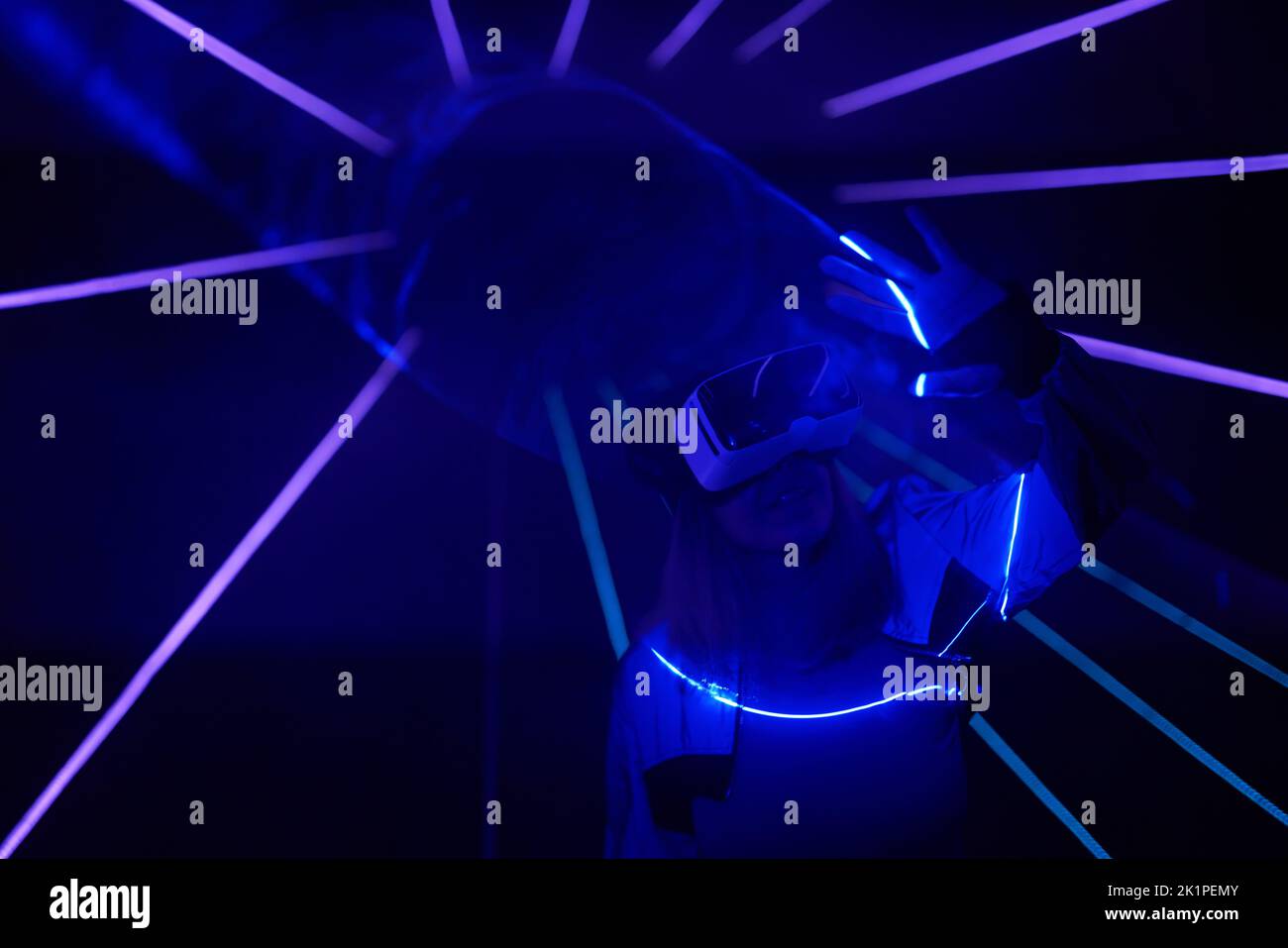 Frau nutzt Virtual-Reality-Headsets, um im Metaverse darauf zuzugreifen. Konzept der virtuellen, erweiterten und erweiterten Realität, Zukunftstechnologie, künstliches intel Stockfoto