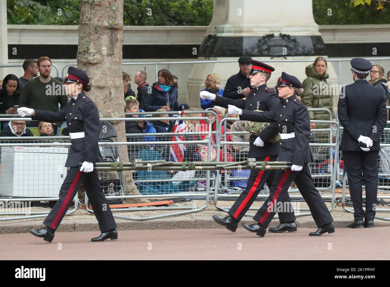 Stretching-Träger auf der Mall bei der staatlichen Beerdigung von Queen Elizabeth II, London, Großbritannien Stockfoto