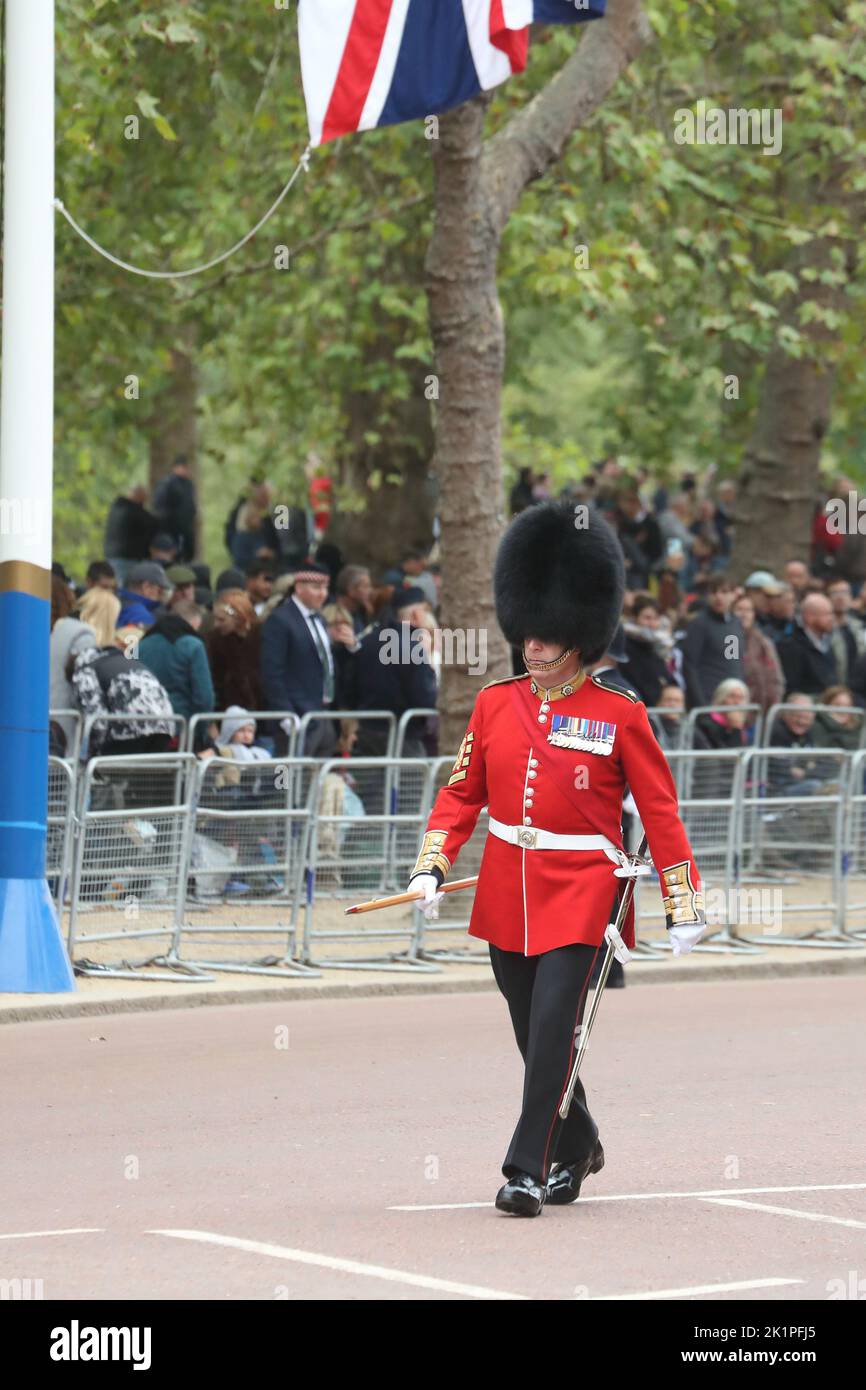 Ein Soldat mit Bärenfellbefall auf der Mall bei der staatlichen Beerdigung von Queen Elizabeth II, London, Großbritannien Stockfoto