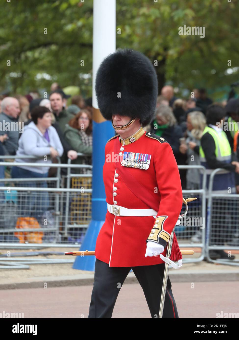 Ein Soldat mit Bärenfellbefall auf der Mall bei der staatlichen Beerdigung von Queen Elizabeth II, London, Großbritannien Stockfoto