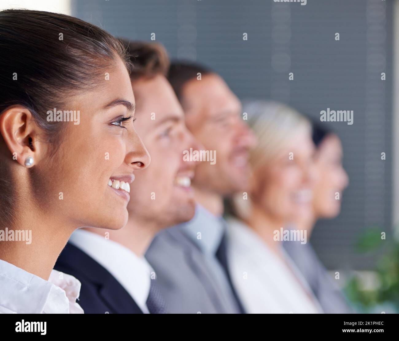 Steht für eine Werbeaktion in der Schlange. Profilaufnahme einer Reihe von Geschäftsleuten. Stockfoto