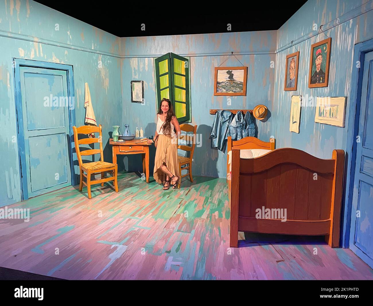 Eine Frau in der Nähe der nachbildung von Van Gogh's Schlafzimmer in Arles Malerei im lume Museum 3D Stockfoto