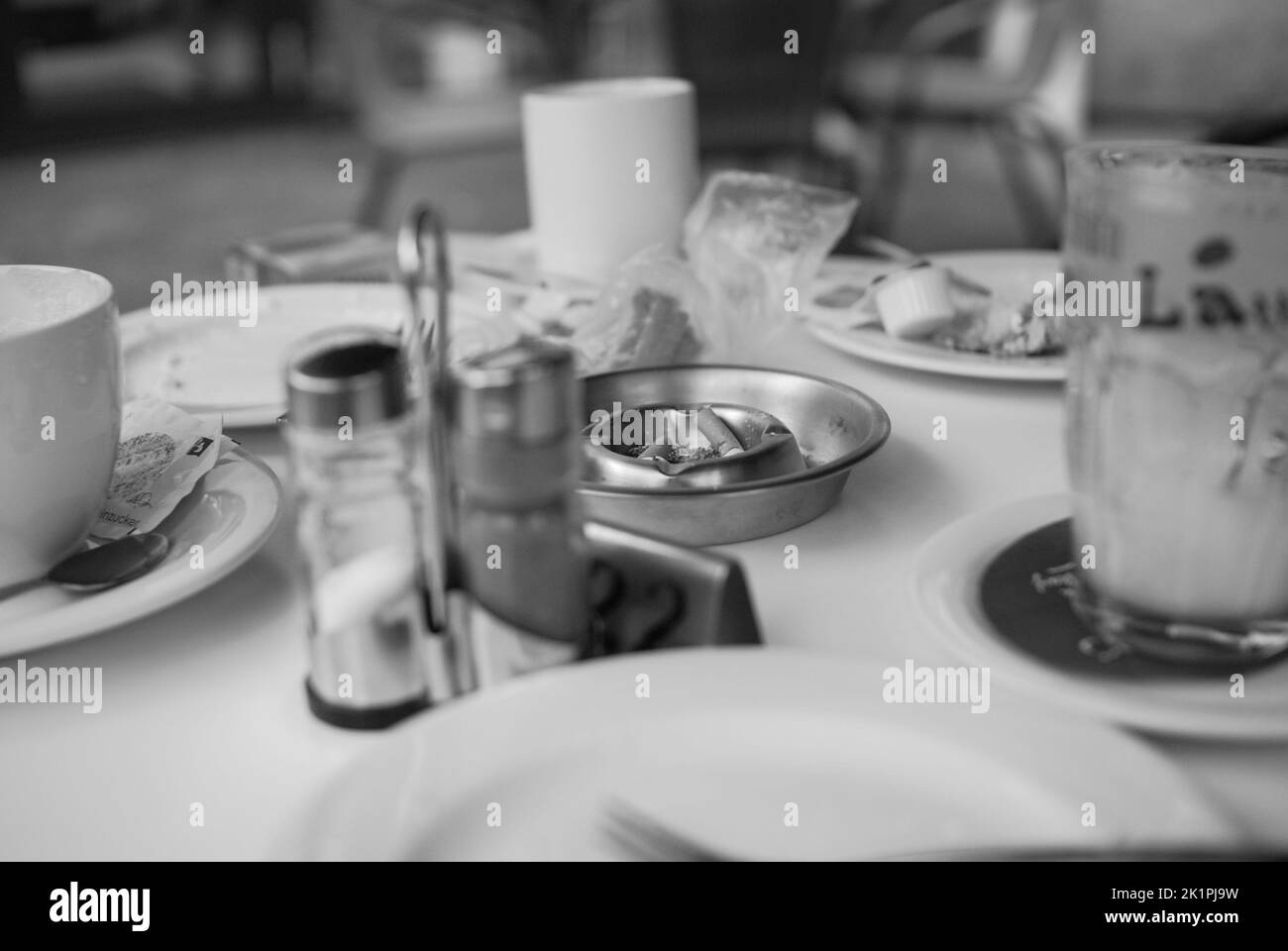 Ein Nahaufnahme Graustufen Schuss Salz und Pfeffer auf einem Tisch Stockfoto