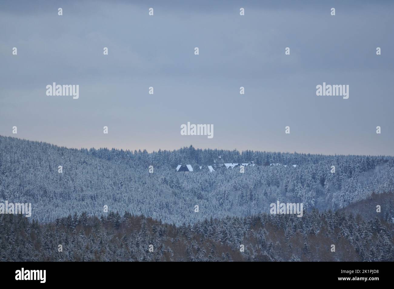 Eine schöne Aufnahme einsamer Hütten im verschneiten Harz in Goslar, Deutschland Stockfoto