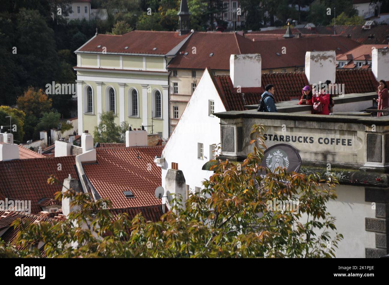 Die Starbucks-Terrasse auf dem Dach eines historischen Hauses in Prag, Tschechische Republik Stockfoto