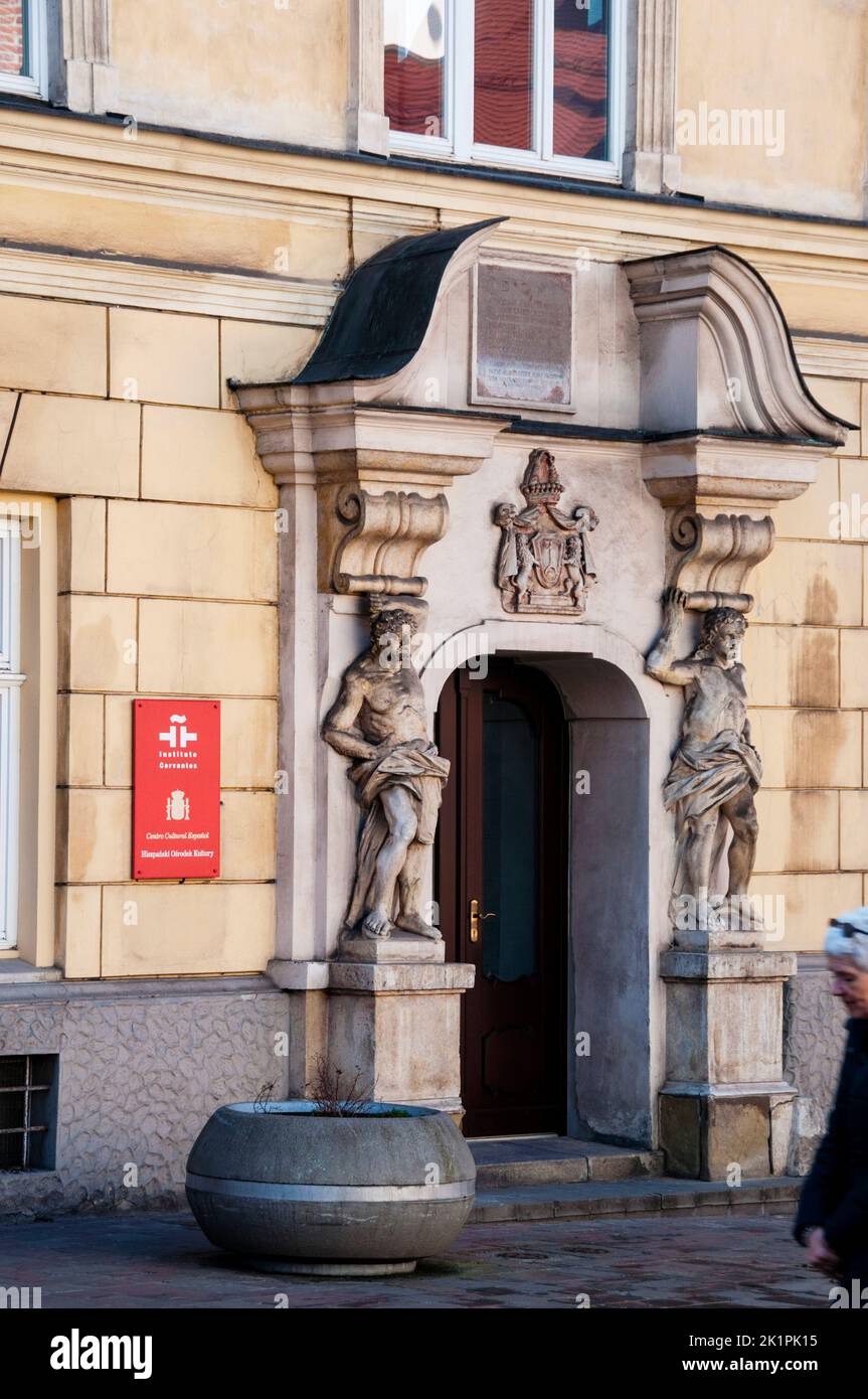 Gebrochene Giebelbögen und Atlas-Skulpturen am Instituto Cervantes in Kraków, Polen. Stockfoto