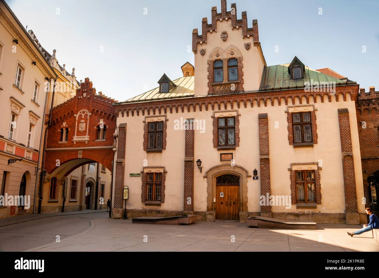 Gotische bogenförmige St. Florians Tor zur Altstadt Krakaus Polen durch das polnische gotische Stadtarsenal, heute ein Museum. Stockfoto