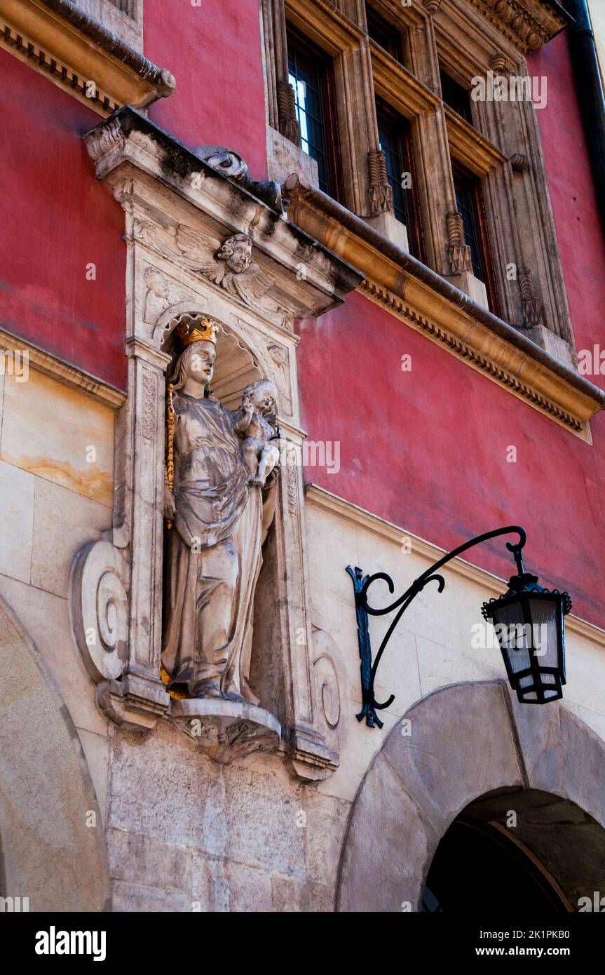 Architektonische Nische und Skulptur in Kraków, Polen. Stockfoto