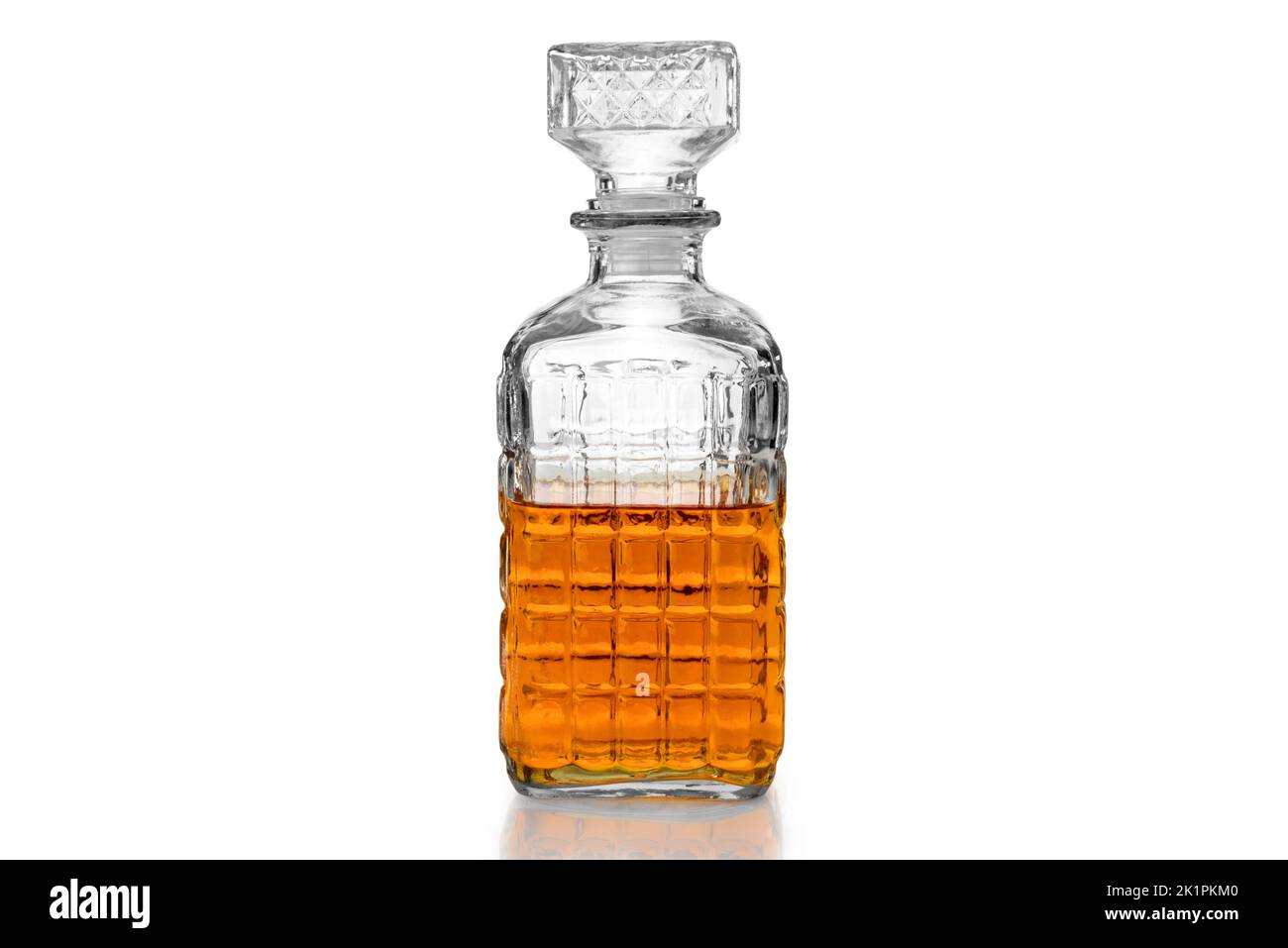 Whiskey in dekorierter Kristallglasflasche, Whiskey oder Bourbon in Vintage-Flasche isoliert auf weißem, schneidendem Pfad Stockfoto
