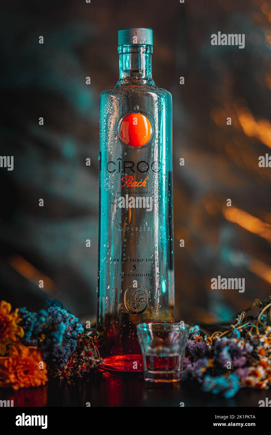 Eine Flasche mit einem alkoholischen Getränk namens CIROC Peach mit farbenfrohen Hintergründen Stockfoto
