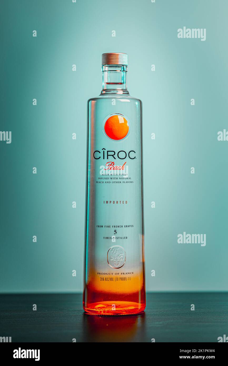 Eine Flasche mit einem alkoholischen Getränk namens CIROC Peach mit farbenfrohen Hintergründen Stockfoto