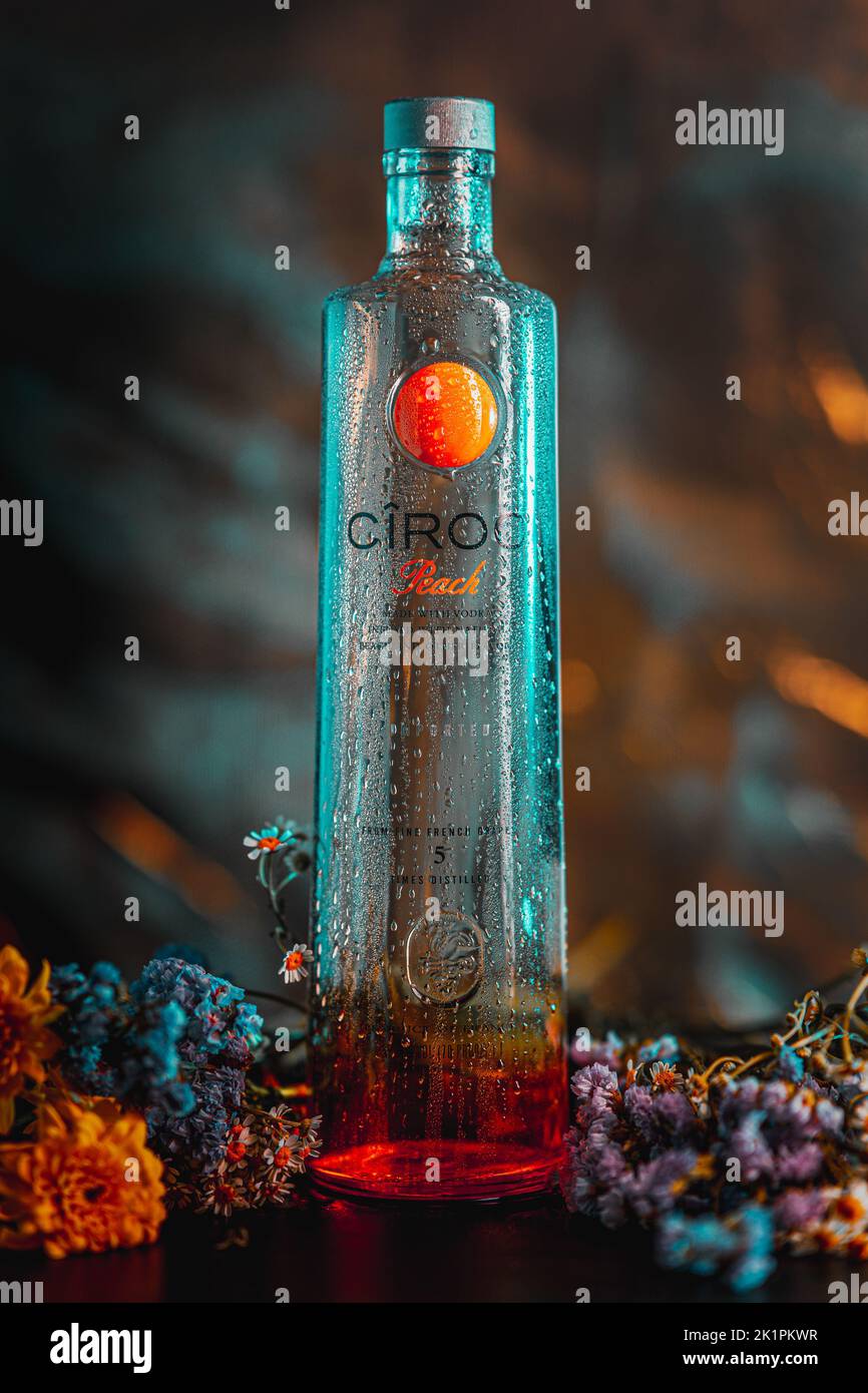 Eine Flasche mit einem alkoholischen Getränk namens CIROC Peach mit farbenfrohen Hintergründen Stockfoto