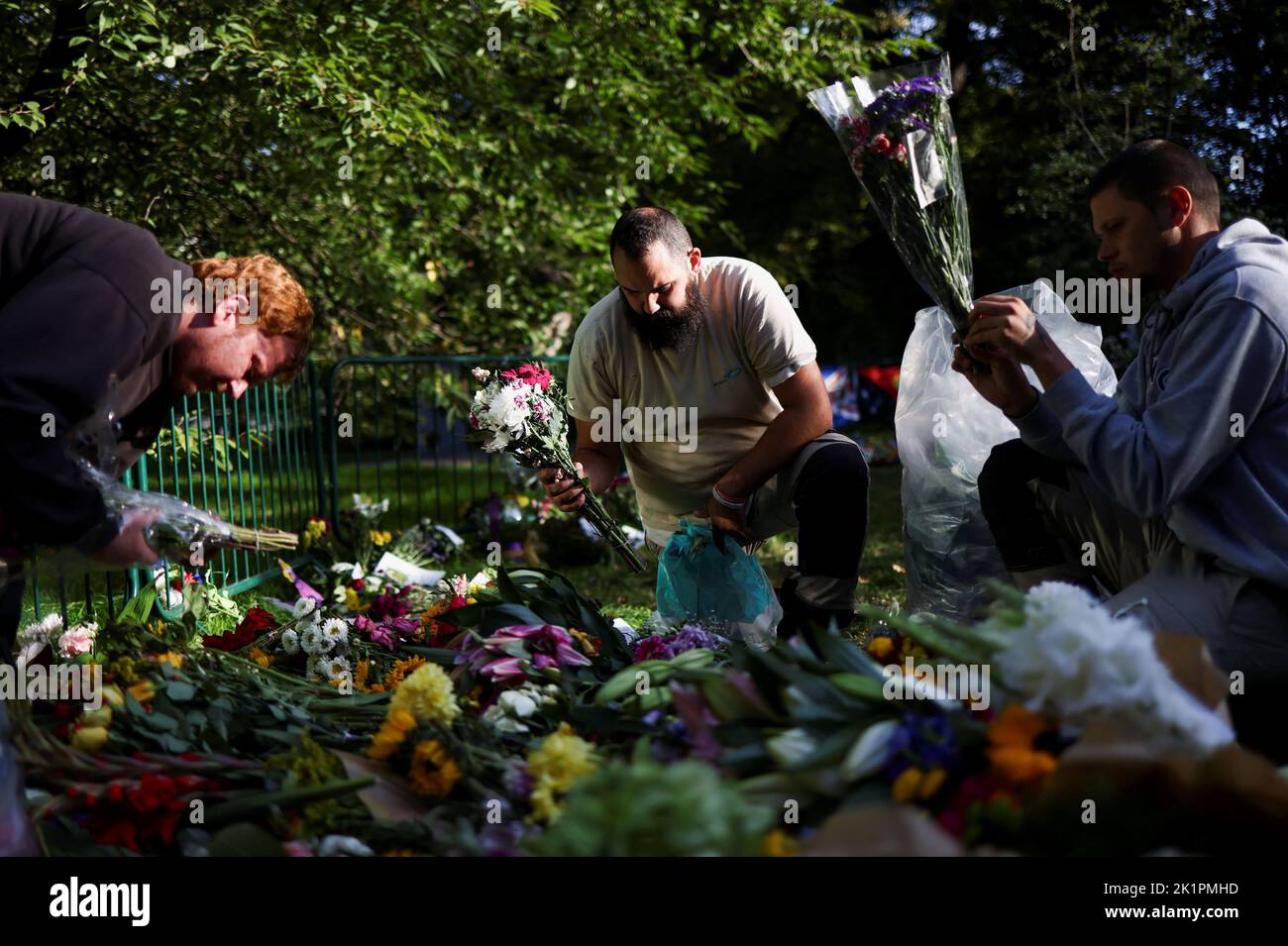 Freiwillige entfernen nach der Beerdigung der britischen Königin Elizabeth im Green Park in London, Großbritannien, am 20. September 2022 Verpackungen von Blumengebeten. REUTERS/Tom Nicholson Stockfoto