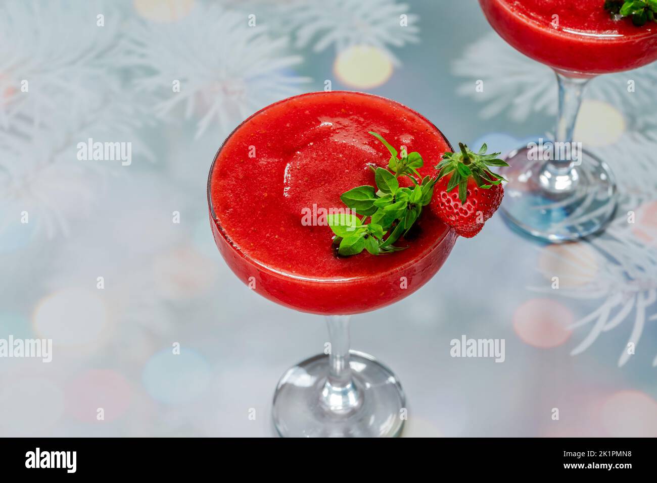 Gefrorene Erdbeer-Daiquiri mit weißem Rum, garniert mit frischen Früchten Stockfoto