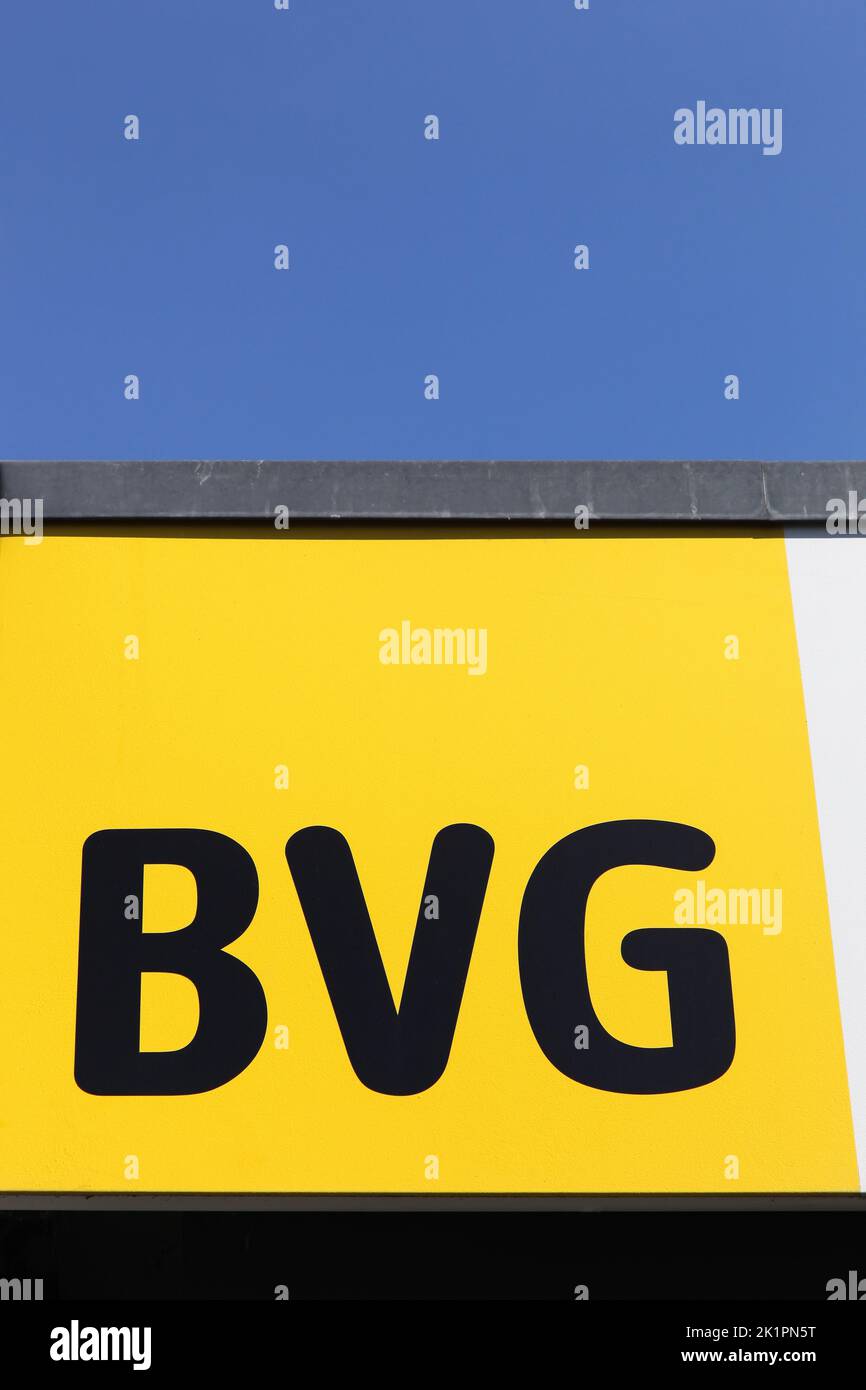 Berlin, 13. Juli 2020: BVG-Logo an der Wand. Die BVG ist die Hauptverkehrsgesellschaft der Hauptstadt Berlin Stockfoto