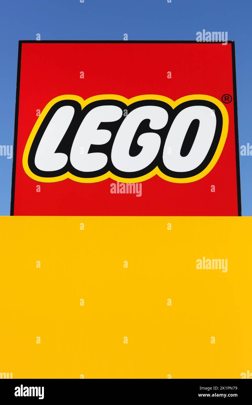Billund, Dänemark - 14. Mai 2016: LEGO Zeichen auf einem Gebäude. LEGO ist eine Linie von Kunststoff-Bauspielzeugen, die von der Lego Group hergestellt werden Stockfoto