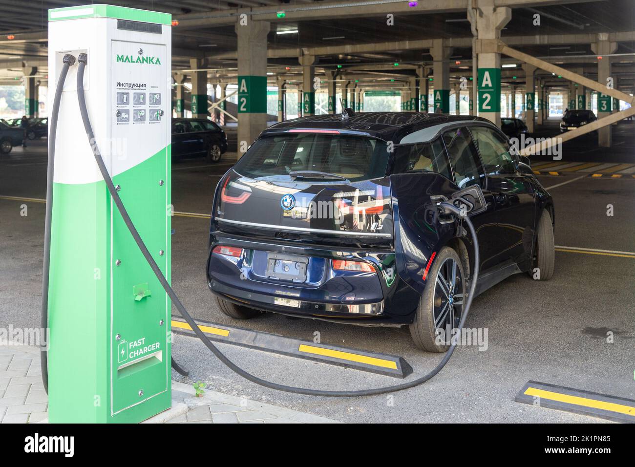 Grodno, Weißrussland - 09. September 2022: BMW i3 auf 50kW Schnellladeplatz Malanka auf dem Parkplatz des Einkaufszentrum TRINITI - Car-Sharing Pendler laden Stockfoto