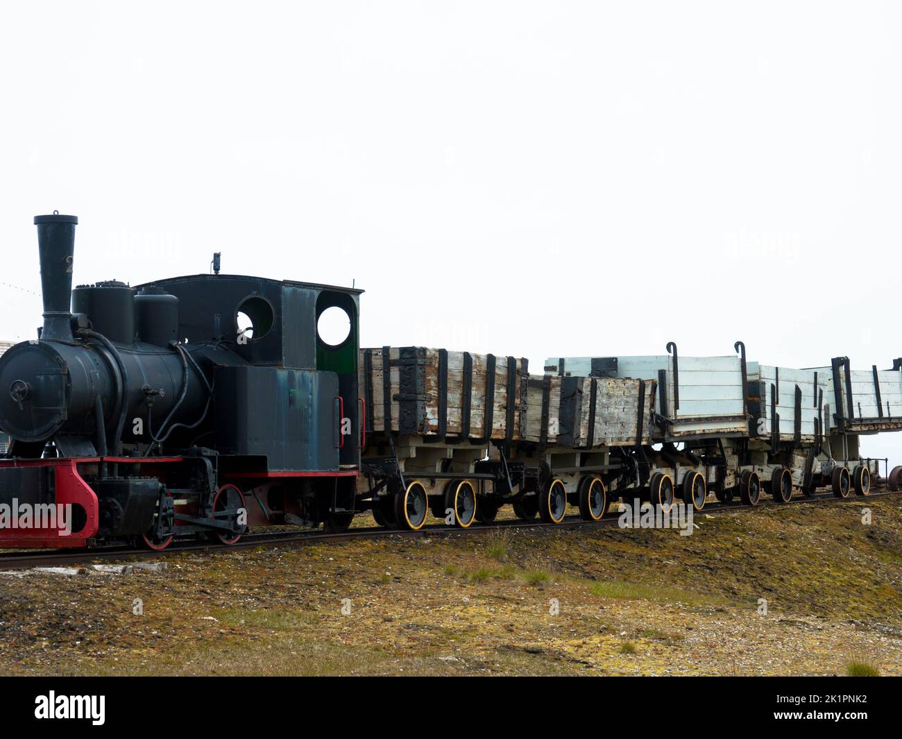 Alte und veraltete Bergbaueisenbahn in NY-Alesund, Spitzbergen, Kongsfjord, Svalbard, Norwegen Stockfoto