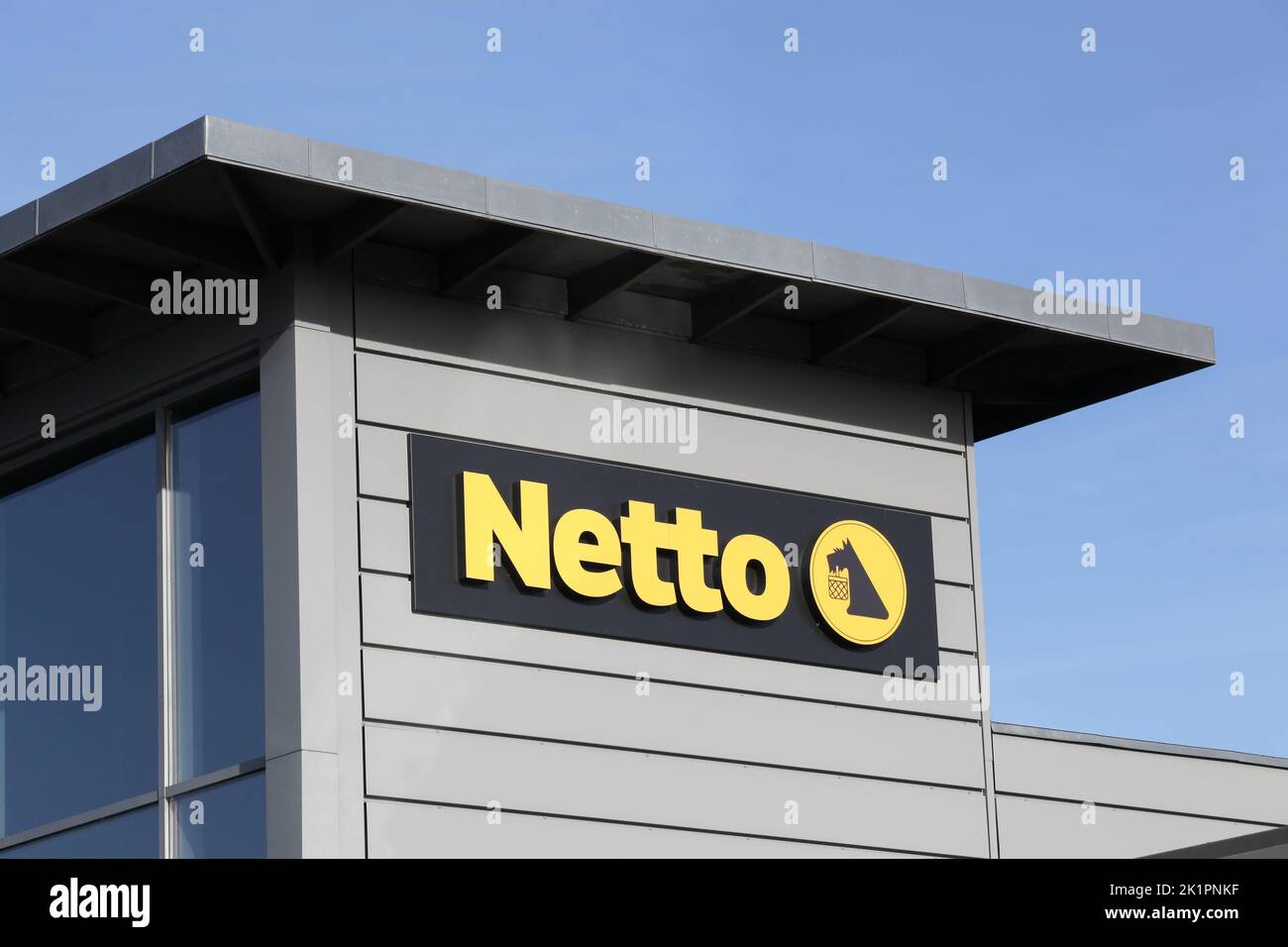 Odder, Dänemark - 22. Oktober 2021: Netto ist ein dänischer Discounter-Supermarkt, der in mehreren europäischen Ländern tätig ist Stockfoto