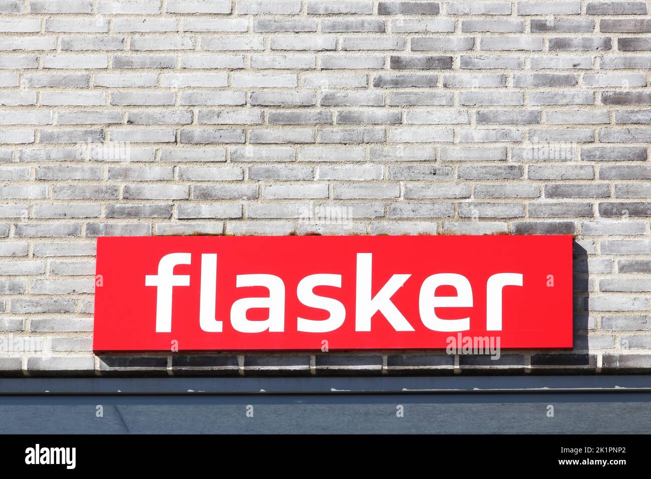 Flasker-Schild an einer Wand in Dänemark. Das Ablagesystem für wiederverwendbare Behälter besteht aus Kunststoff- und Glasflaschen, die nach dem Kauf wiederverwendbar sind Stockfoto