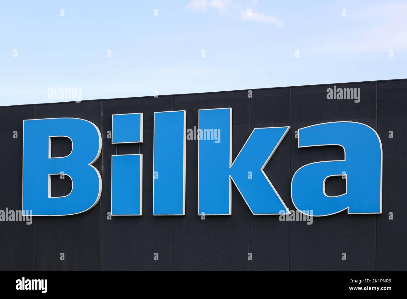 Vejle, Dänemark - 3. Juli 2022: Bilka-Logo auf einem Gebäude. Bilka ist eine dänische Kette von Hypermärkten Stockfoto