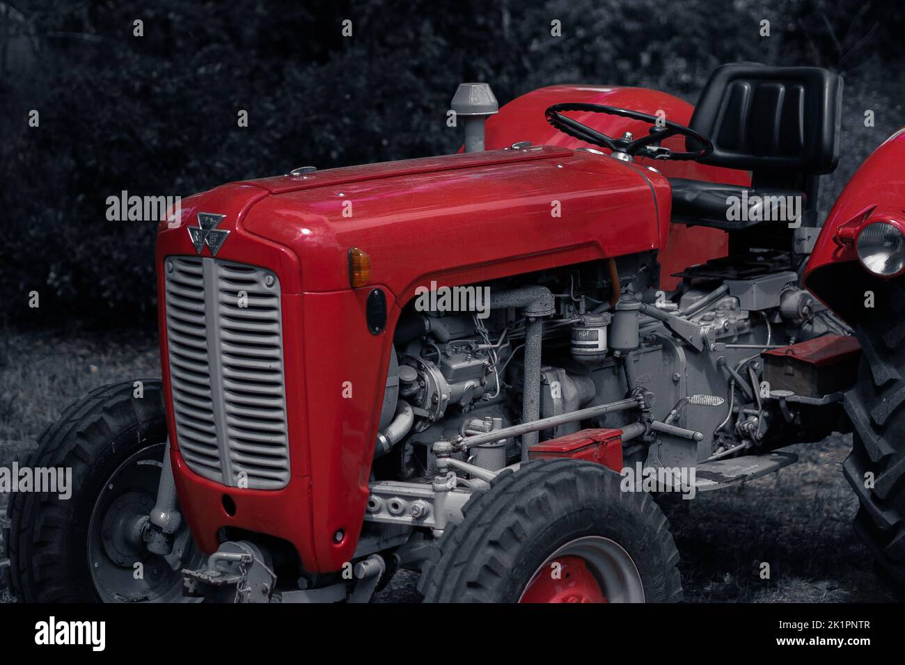 Nahaufnahme eines roten Traktors Stockfoto