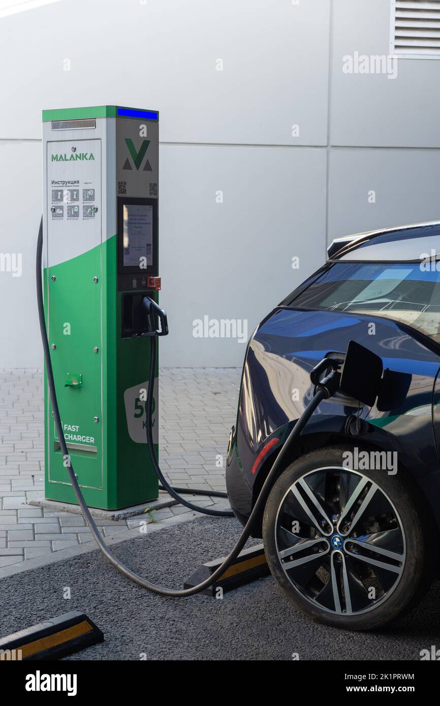 Grodno, Weißrussland - 09. September 2022: BMW i3 auf 50kW Schnellladeplatz Malanka auf dem Parkplatz des Einkaufszentrum TRINITI - Car-Sharing Pendler laden Stockfoto