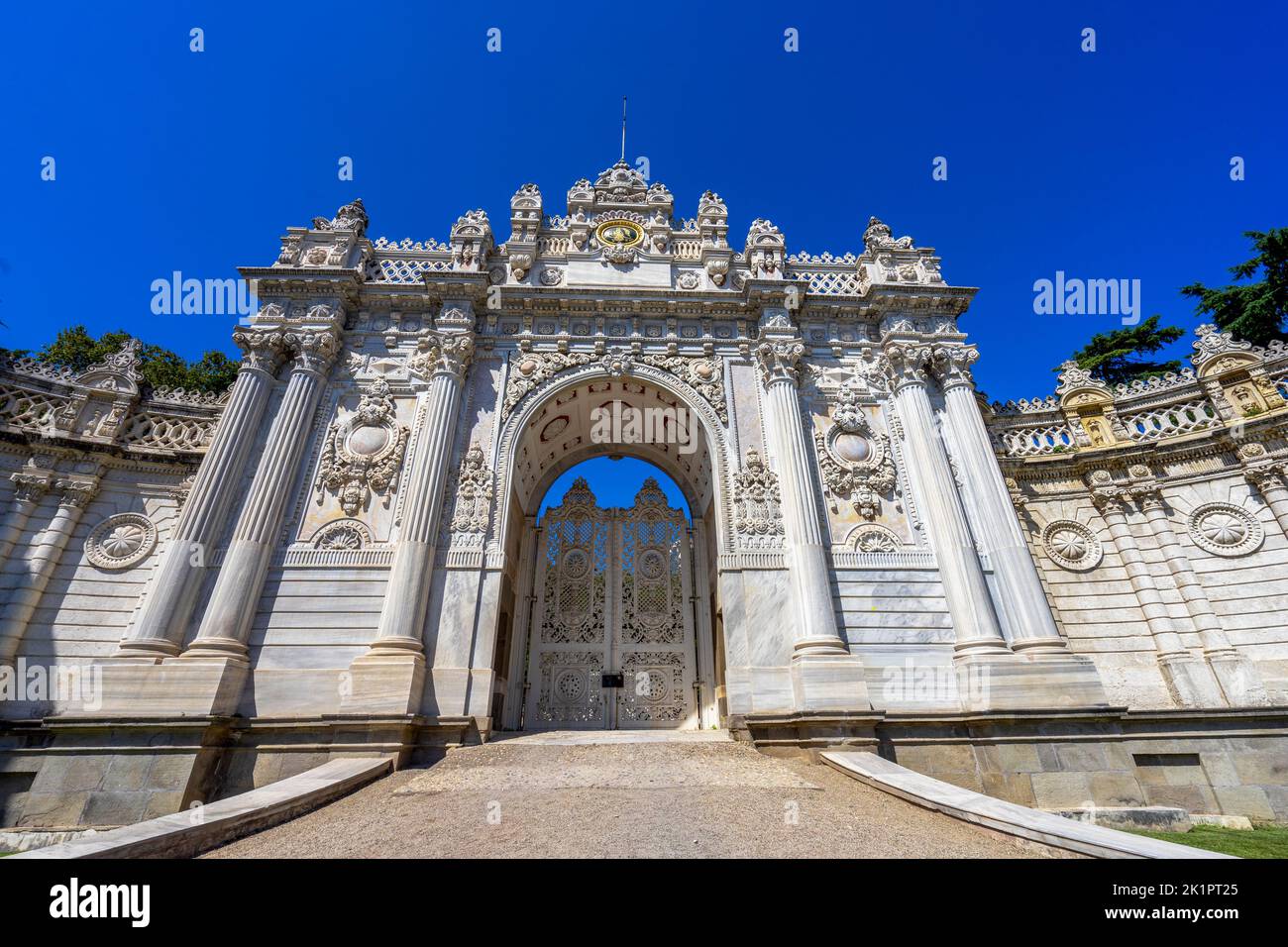 Eingangstor des Dolmabahce Palastes in Istanbul, Türkei. Stockfoto