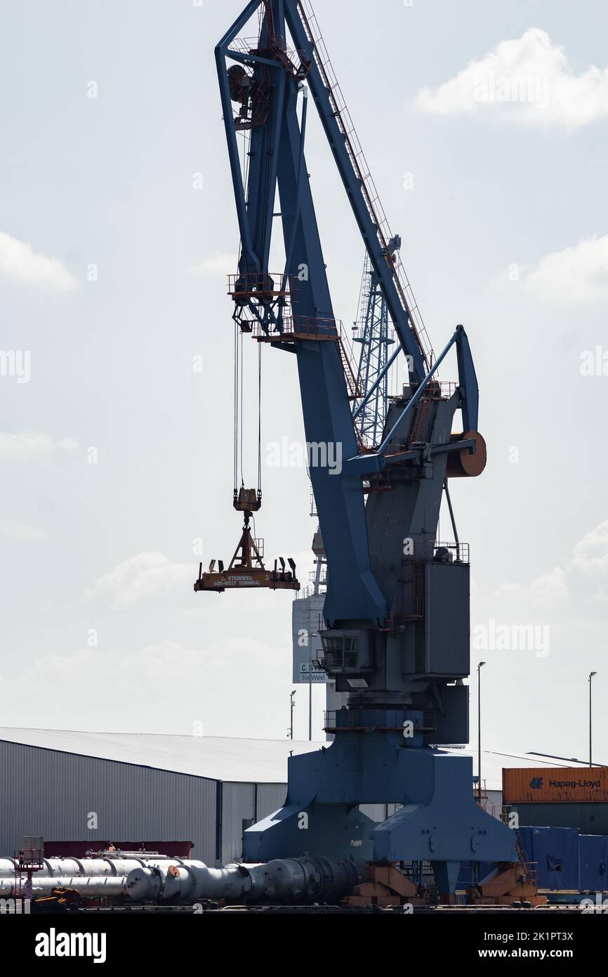 Eine vertikale Aufnahme von Ladekranen im neuen Hamburger Hafen Stockfoto