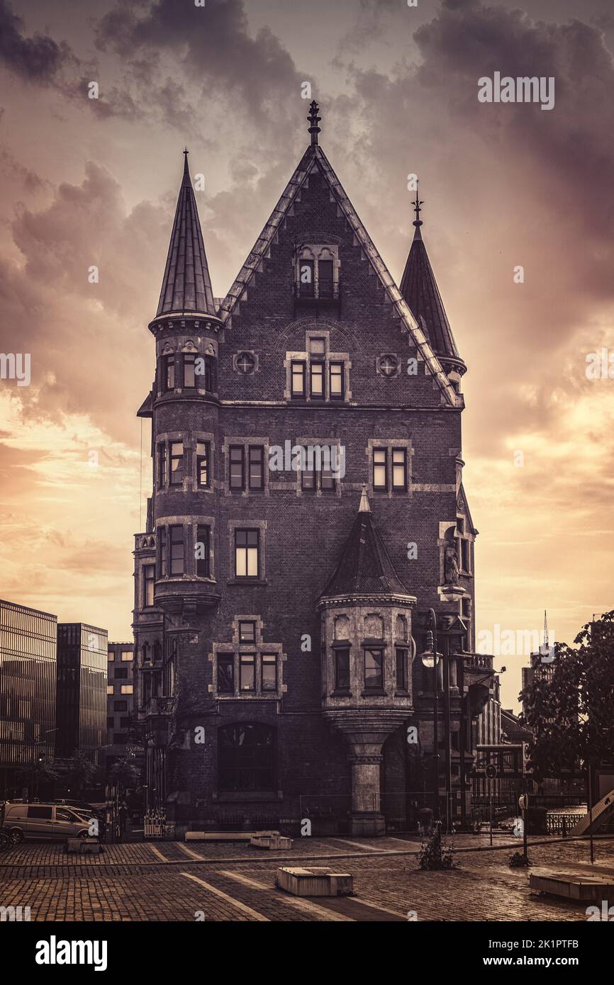 Eine vertikale Aufnahme eines beeindruckenden mittelalterlichen Gebäudes in Hamburg Stockfoto
