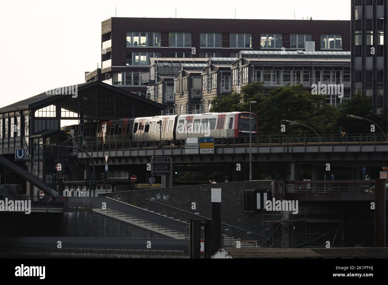Eine Graustufenaufnahme der U-Bahn, die über die Stahl-U-Bahn-Linie im Hamburger Hafen fährt Stockfoto