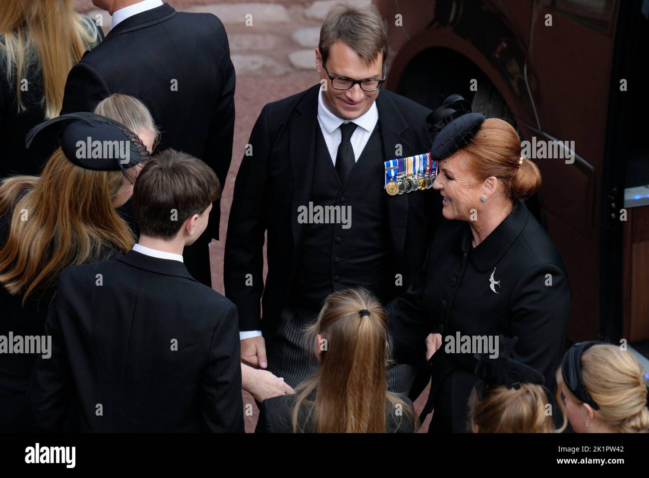Sarah Ferguson (rechts) kommt vor dem Einlieferungsdienst von Königin Elizabeth II. In der St. George's Chapel im Windsor Castle in Berkshire an. Bilddatum: Montag, 19. September 2022. Stockfoto