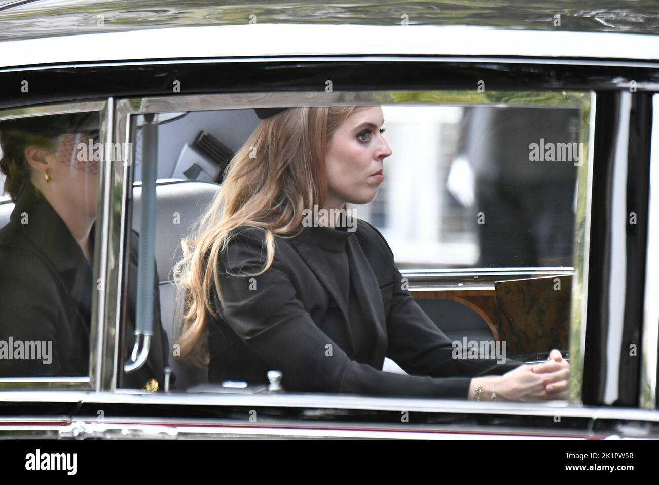 Prinzessin Eugenie (links) Prinzessin Beatrice wird während der Trauerprozession von Westminster Abbey zum Wellington Arch in London dem Sarg von Königin Elizabeth II. Folgen. Bilddatum: Montag, 19. September 2022. Stockfoto