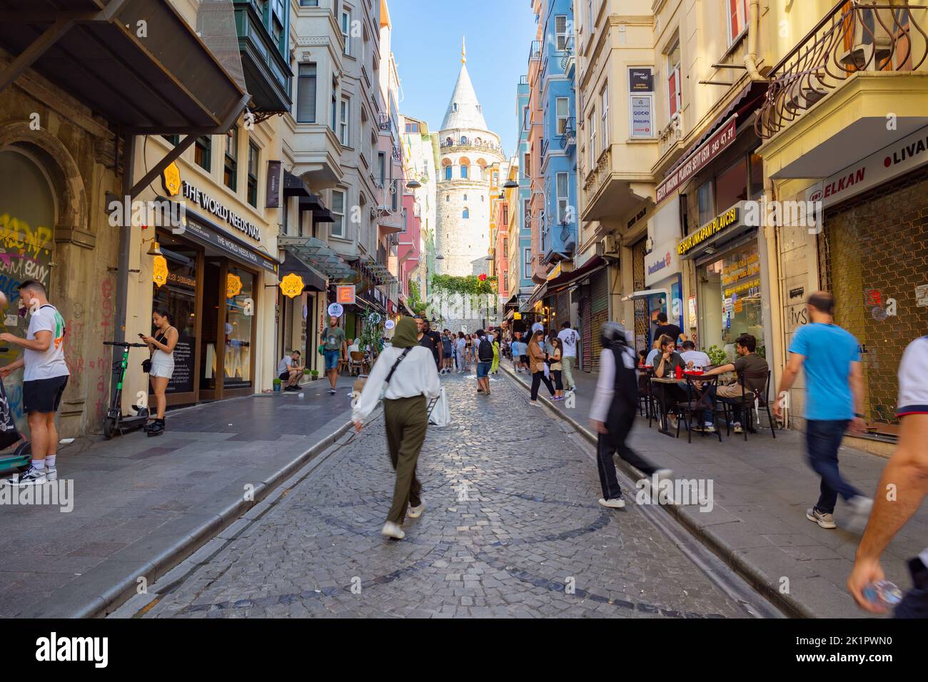 Reise nach Istanbul. Galata Tower und Touristen auf der Straße. Istanbul Türkei - 8.20.2022 Stockfoto