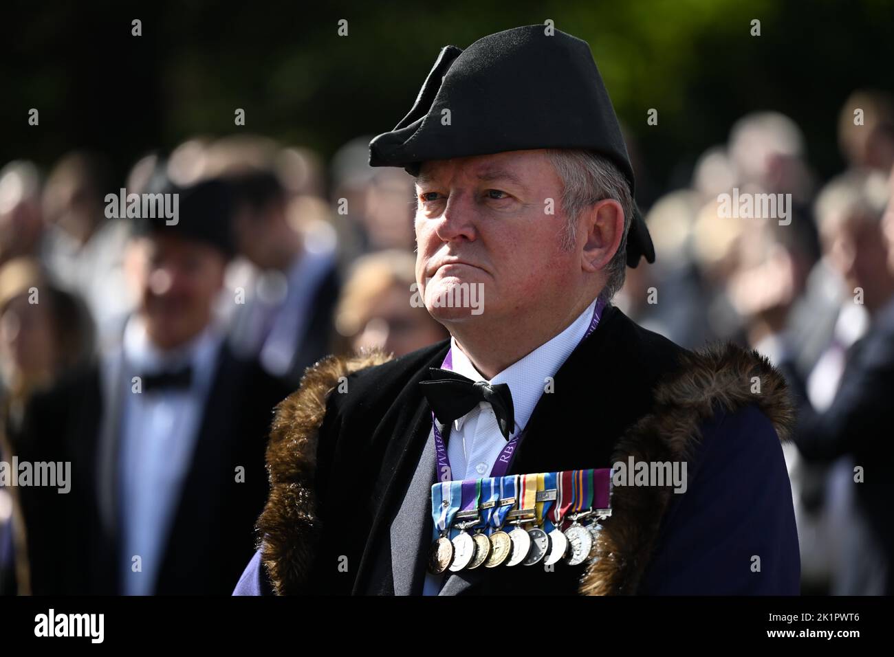 Ein Gentleman steht mit seinen Medaillen auf dem langen Spaziergang in Windsor vor der Ankunft des State Hearse, der den Sarg von Königin Elizabeth II. Während der feierlichen Prozession durch Windsor Castle zu einem Einverpflichtungsdienst in der St. George's Chapel trägt. Bilddatum: Montag, 19. September 2022. Stockfoto