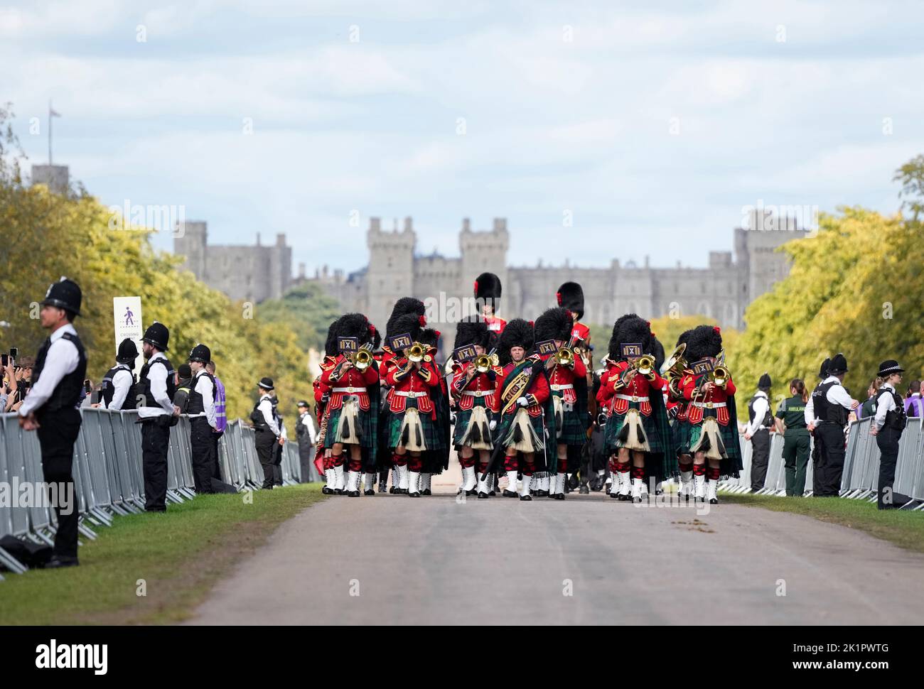 Die Band des Royal Regiment of Scotland spielt vor der Ankunft des Sarges von Königin Elizabeth II. Vor Windsor Castle in Windsor für ihren Einverpflichtungsservice in der St. George's Chapel. Bilddatum: Montag, 19. September 2022. Stockfoto
