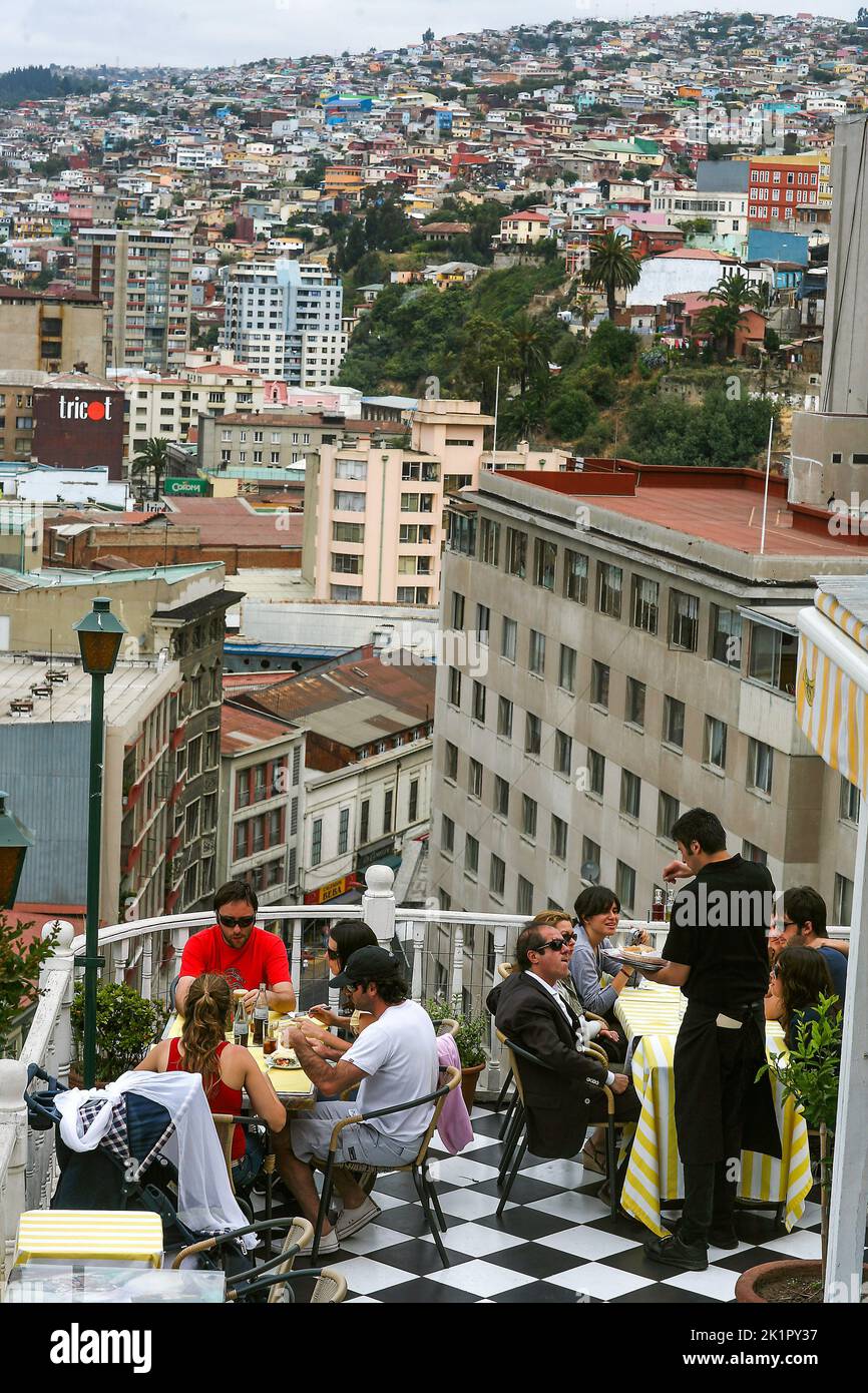 Chile, Valparaiso, Blick auf die vielen Häuser auf den Hügeln Uptown ist Teil des Spaziergangs, der von einer der vielen Seilbahnhaltestellen beginnt und dann weiter geht Stockfoto