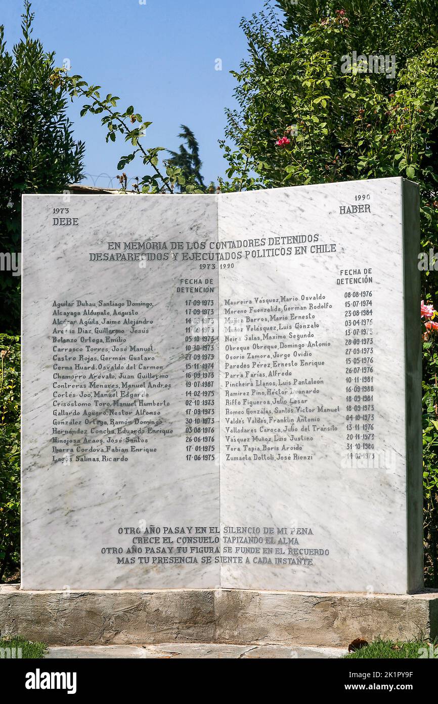 Chile, Santiago. Ein Gedenkstein, der an die Opfer erinnert, die während der Diktatur von Pinochet gefallen sind. Stockfoto