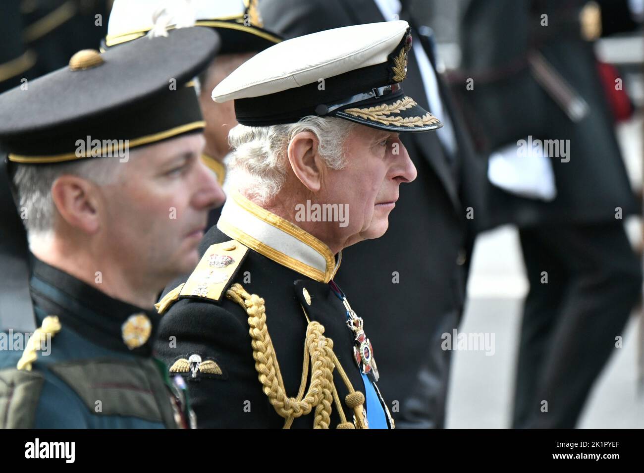 König Karl III. Folgt dem Sarg von Königin Elizabeth II. Während der feierlichen Prozession für das Staatsfuneral von Königin Elizabeth II., die in Westminster Abbey, London, abgehalten wird. Bilddatum: Montag, 19. September 2022. Stockfoto